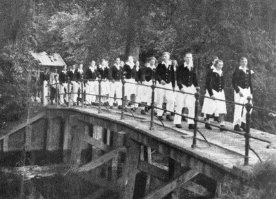 44130 Afbeelding van een groep jeugdige wandelaars op de brug over de Kromme Rijn bij het huis Rhijnauwen te Bunnik.